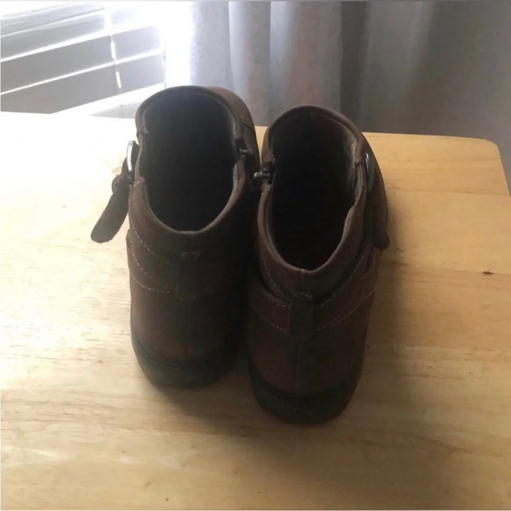 NWOT Clarks Collection Carleigh Dalia Ankle Boots Taupe Nubuck Leather 8.5 or 8